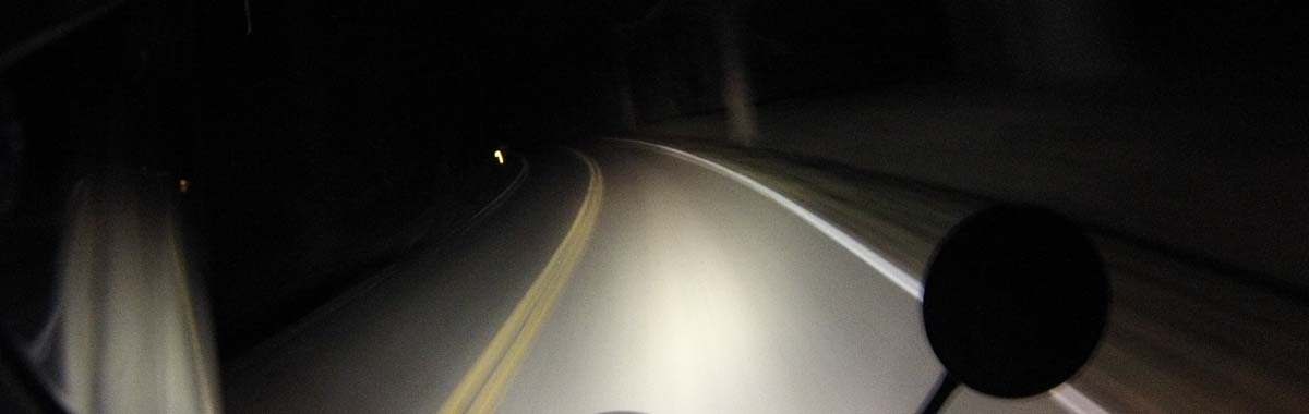 motorozás éjszaka sötétben