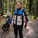 Sixgear Atlas textildzseki fekete/k&eacute;k/piros