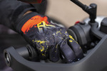 Sixgear Burst motoros kesztyű Fekete/Piros/Sárga/Fehér